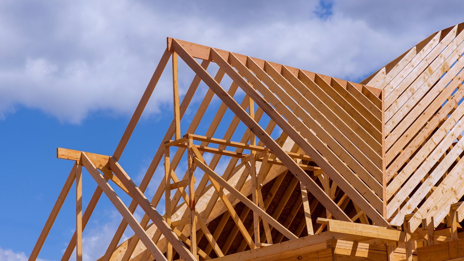 Dulgherie șarpantă din lemn de molid — construcție nouă în Avrig