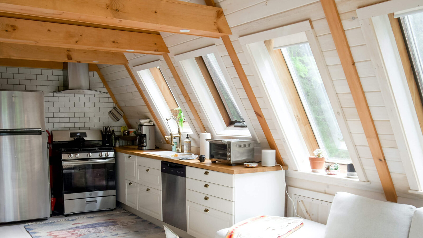 Mansardă amenajată cu izolație și ferestre Velux în Amara